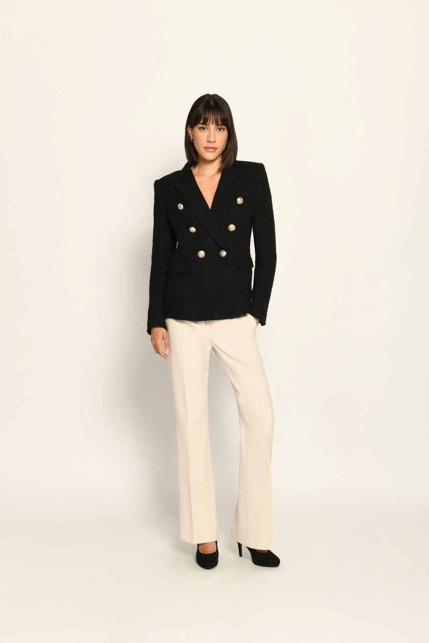 Zweireihiger schwarzer taillierter Bouclé-Blazer für Damen, kombiniert mit beiger Stoffhose – Vorderseite