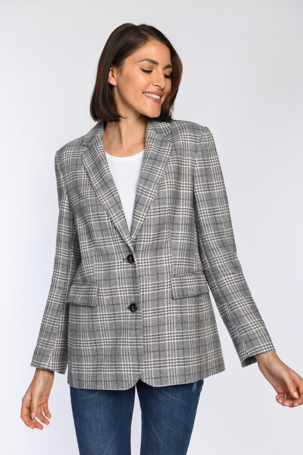 Model trägt leger geschnittenen Blazer im Karodessin mit Zwei-Knopf-Verschluss. 