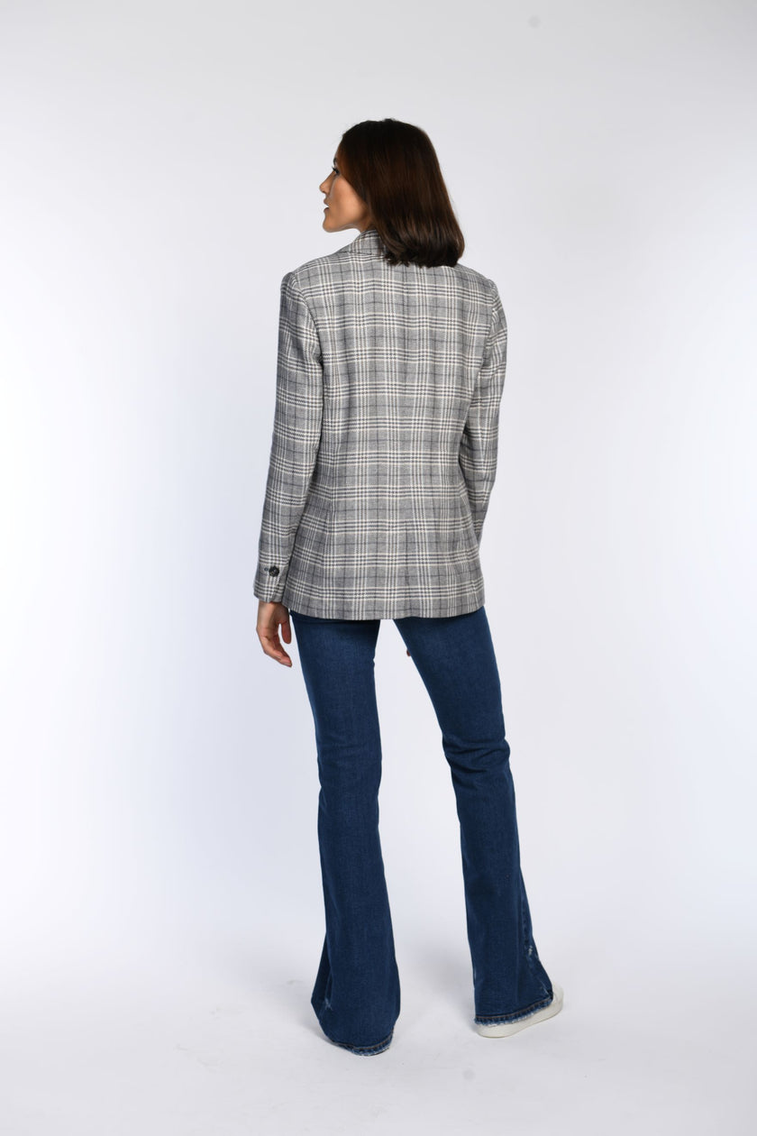 Model trägt Blazer mit Karomuster im Boyfriend-Look – Rückenansicht.