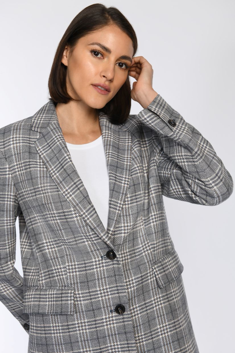 Detailansicht: Boyfriend-Blazer mit Karomuster, Pattentaschen und Zwei-Knopf-Verschluss.