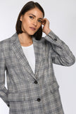 Detailansicht: Boyfriend-Blazer mit Karomuster, Pattentaschen und Zwei-Knopf-Verschluss.