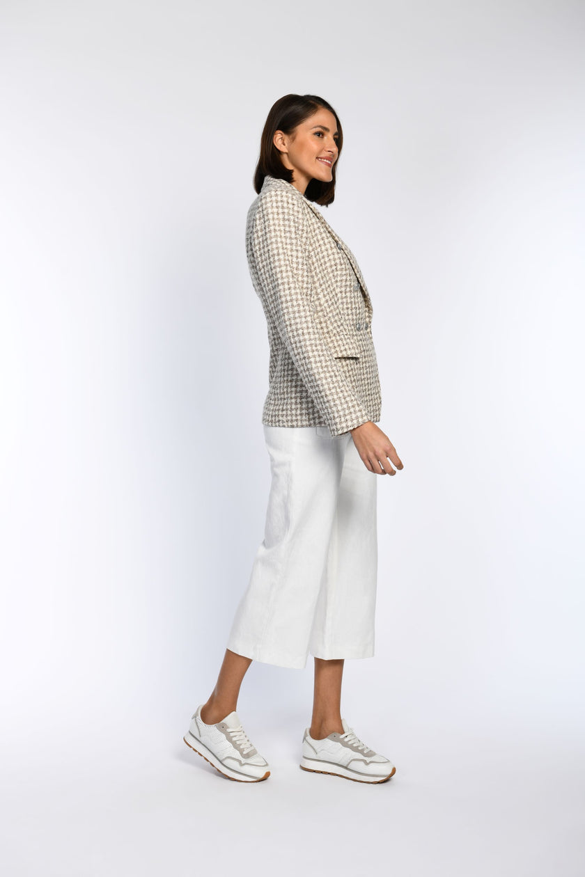 Seitenansicht: Model in Blazer mit Pepita-Muster und Pattentaschen.