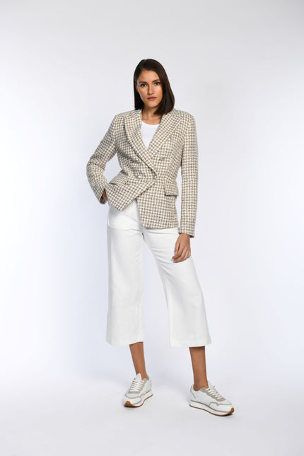 Model trägt einen taillierten Blazer mit zweireihigem Knopfverschluss - Vorderansicht.