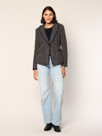 Model trägt einen figurbetont geschnittenen Bouclé Blazer in der Farbe blau - Vorderansicht.