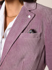 Model trägt einen Jersey Cord Blazer mit Brusttasche in der Farbe Blush - Detailansicht.