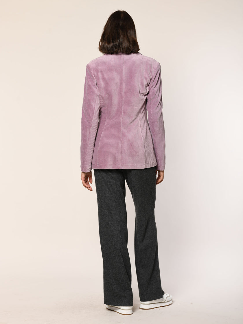 Model trägt einen Jersey Cord Blazer mit Brusttasche in der Farbe Blush - Rückansicht.