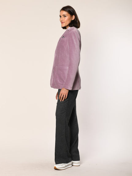 Model trägt einen Jersey Cord Blazer mit Brusttasche in der Farbe Blush - Seitenansicht.