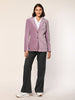 Model trägt einen Jersey Cord Blazer mit Brusttasche in der Farbe Blush - Vorderansicht.