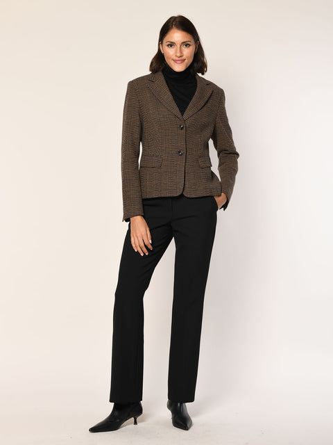 Figurbetonter Karo Blazer mit Glencheckdesign in der Farbe braun -Vorderansicht.