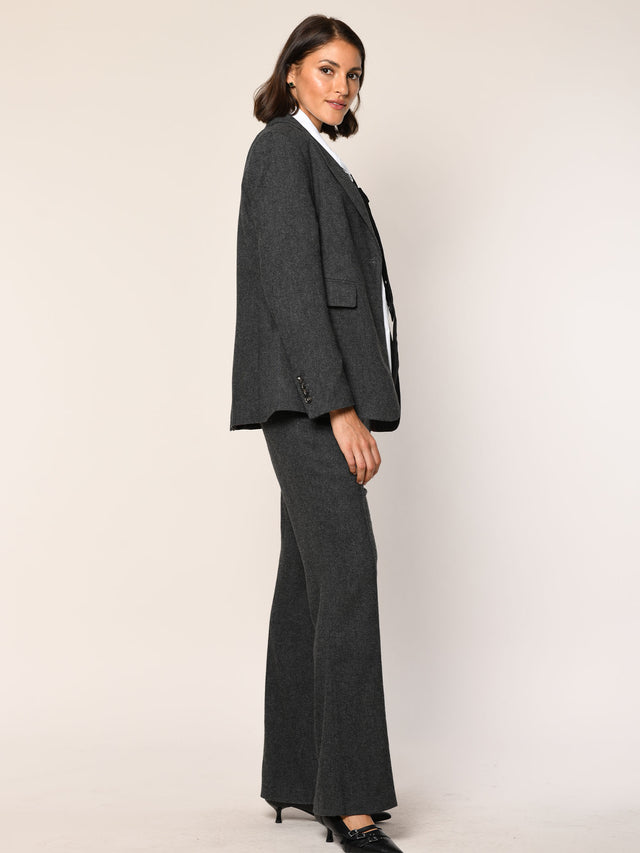 Figurbetonter Blazer in der Farbe schiefer - Seitenansicht.