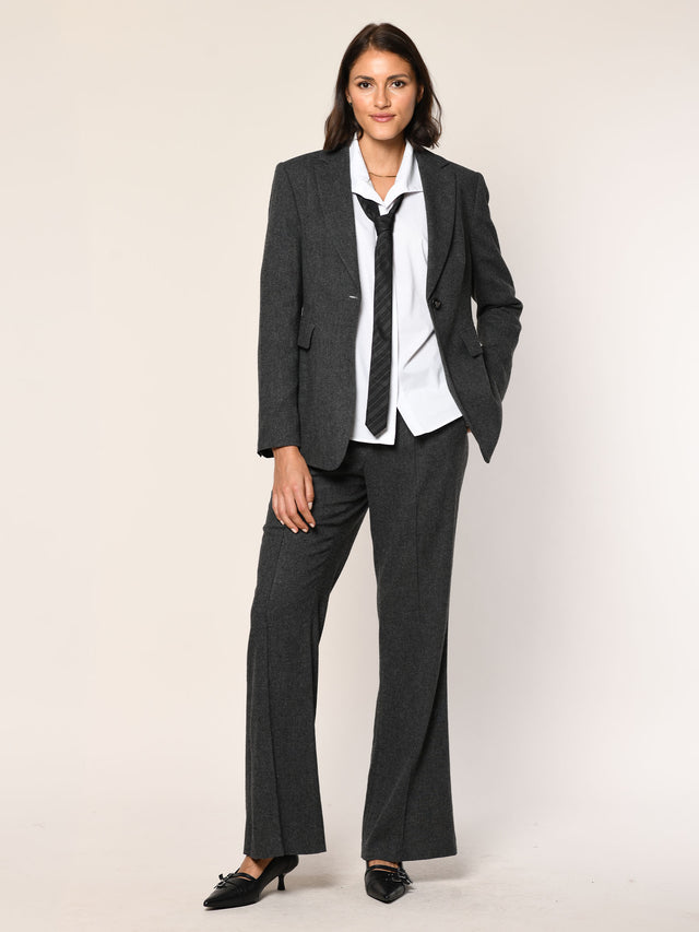 Figurbetonter Blazer in der Farbe schiefer - Vorderansicht.
