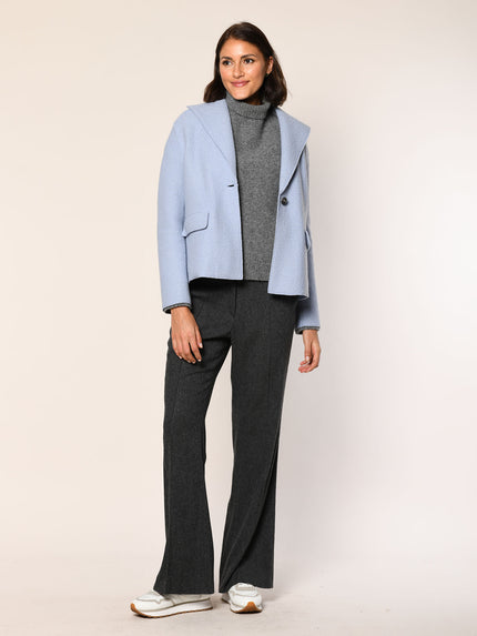 Gerade geschnittener Boiled Wool Blazer in der Farbe Sky - Vorderansicht.