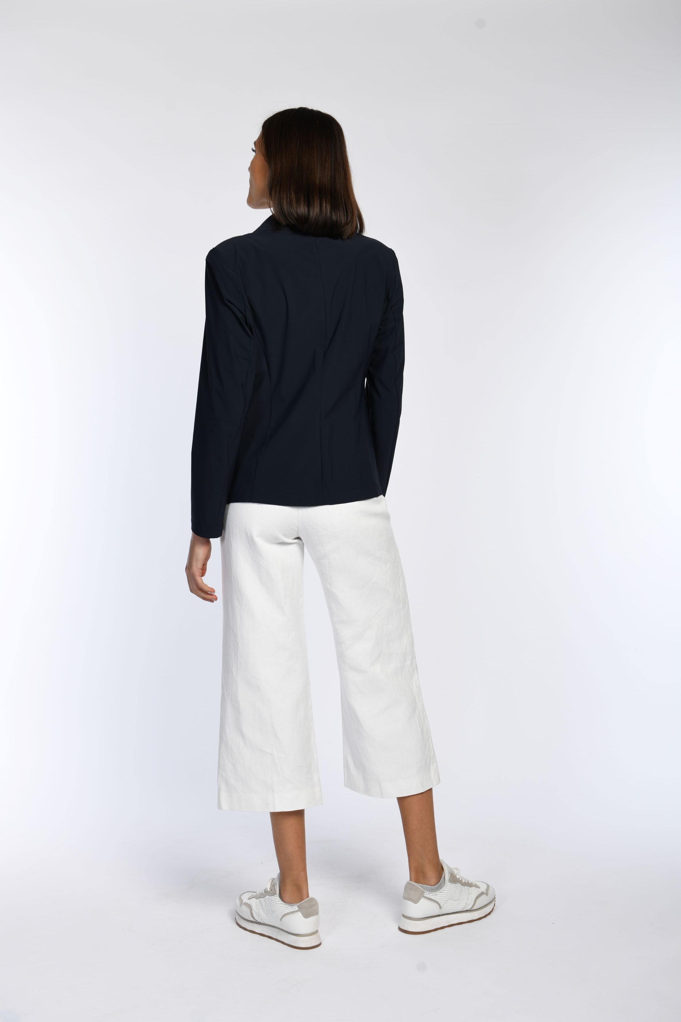 Model trägt Jersey-Blazer in der Farbe marine – Rückansicht.