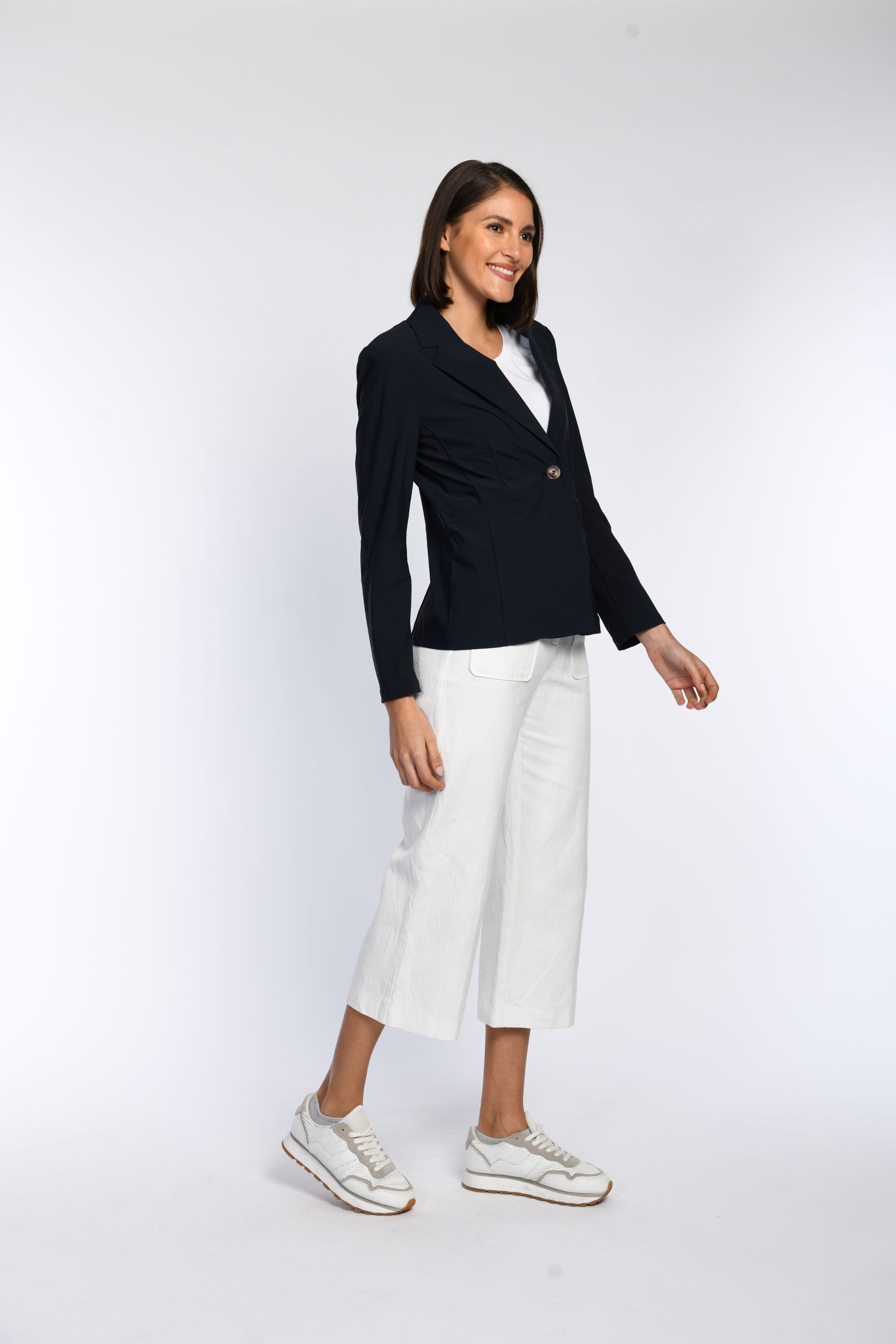 Model trägt marinefarbenen Jersey-Blazer.