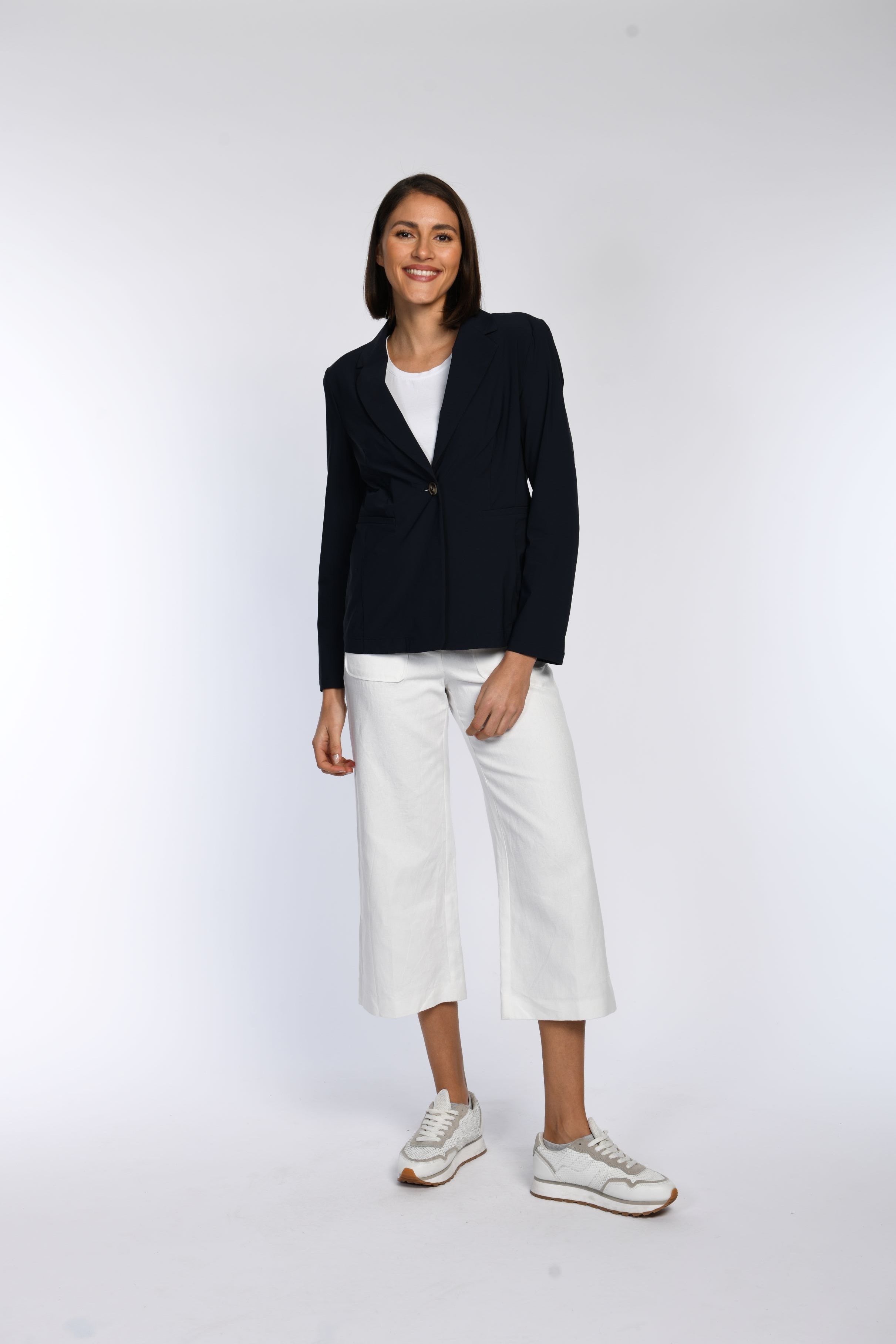 Model trägt geschlossenen marinefarbenen Blazer aus Jersey. 