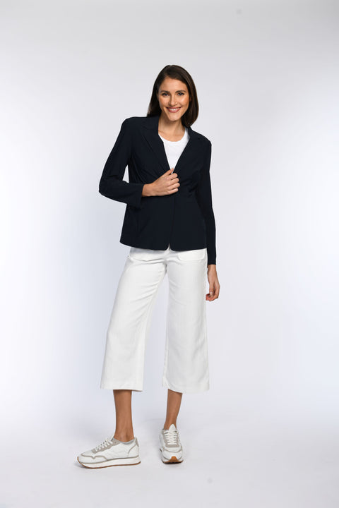 Model trägt marineblauen Blazer – Vorderansicht.