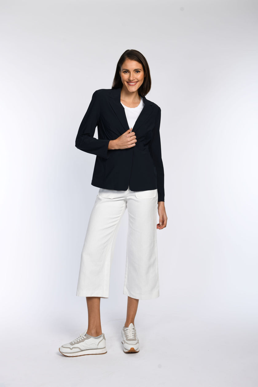 Model trägt marineblauen Blazer – Vorderansicht.