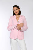 Rosafarbener Jersey-Blazer mit Brustleistentasche und bedrucktem Einstecktuch.