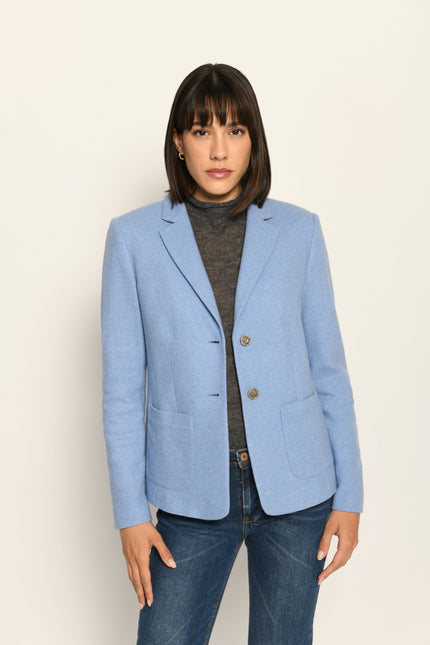 Klassisch designter Blazer für Damen in der Farbe Hellblau aus gestricktem Wollstoff, kombiniert zu Jeans – Vorderansicht