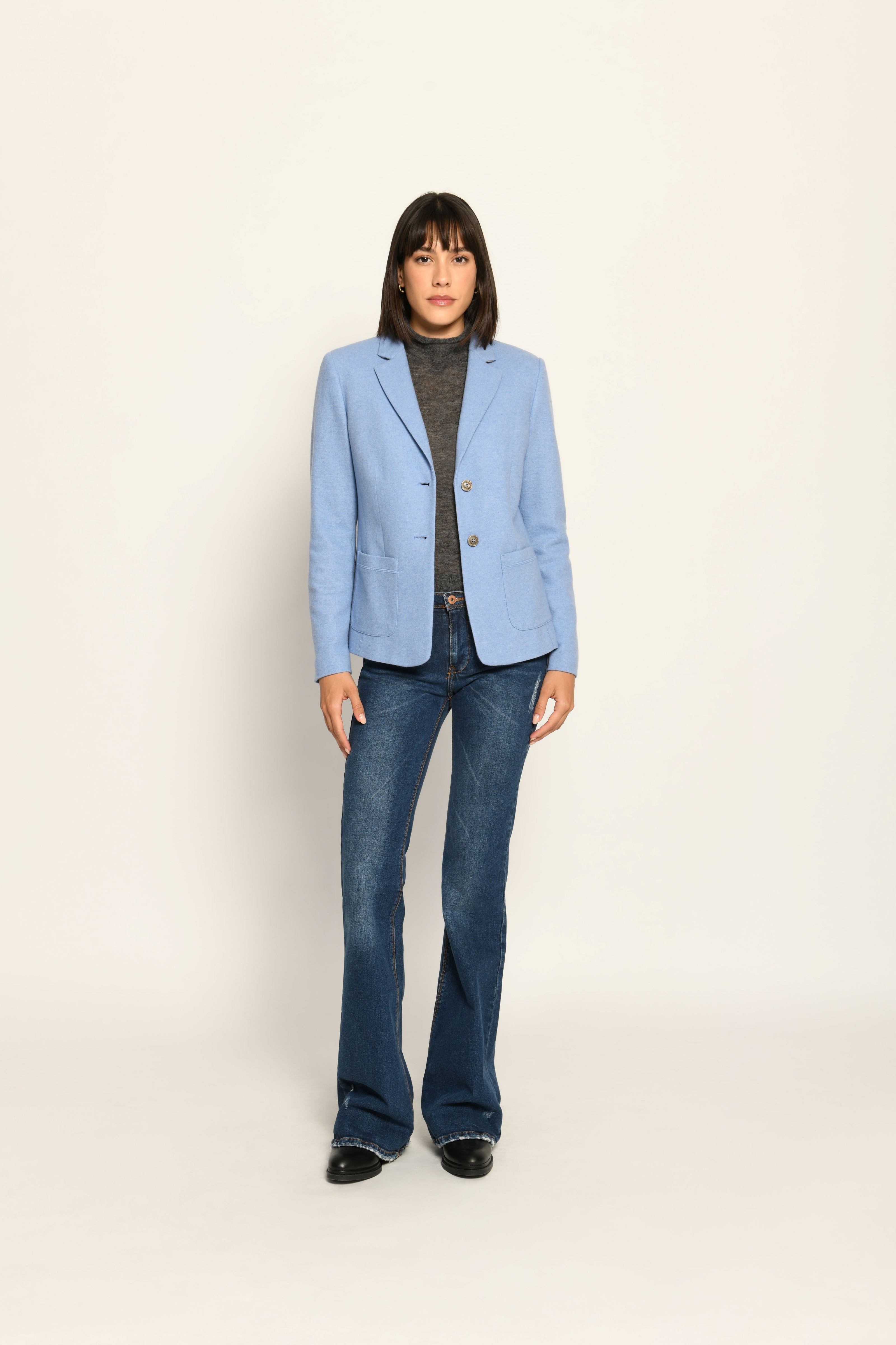 Klassisch designter Blazer für Damen in der Farbe Hellblau aus gestricktem Wollstoff, kombiniert zu Jeans – Frontansicht