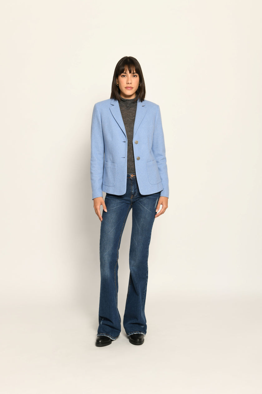 Klassisch designter Blazer für Damen in der Farbe Hellblau aus gestricktem Wollstoff, kombiniert zu Jeans – Frontansicht