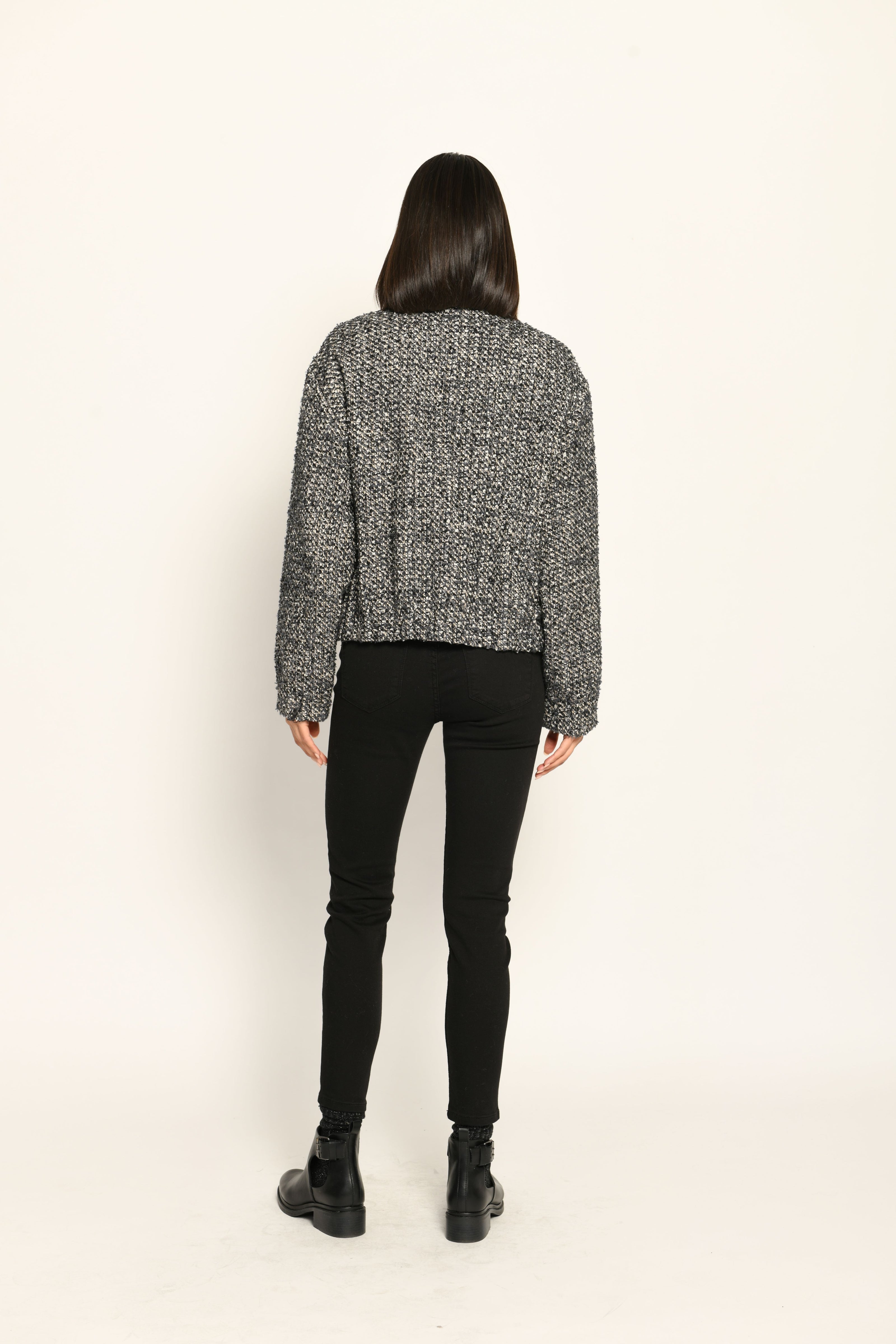 Bouclé-Blouson für Damen in den Farben Schwarz und Weiß mit Schmuckblume auf der linken Brust – Rückansicht