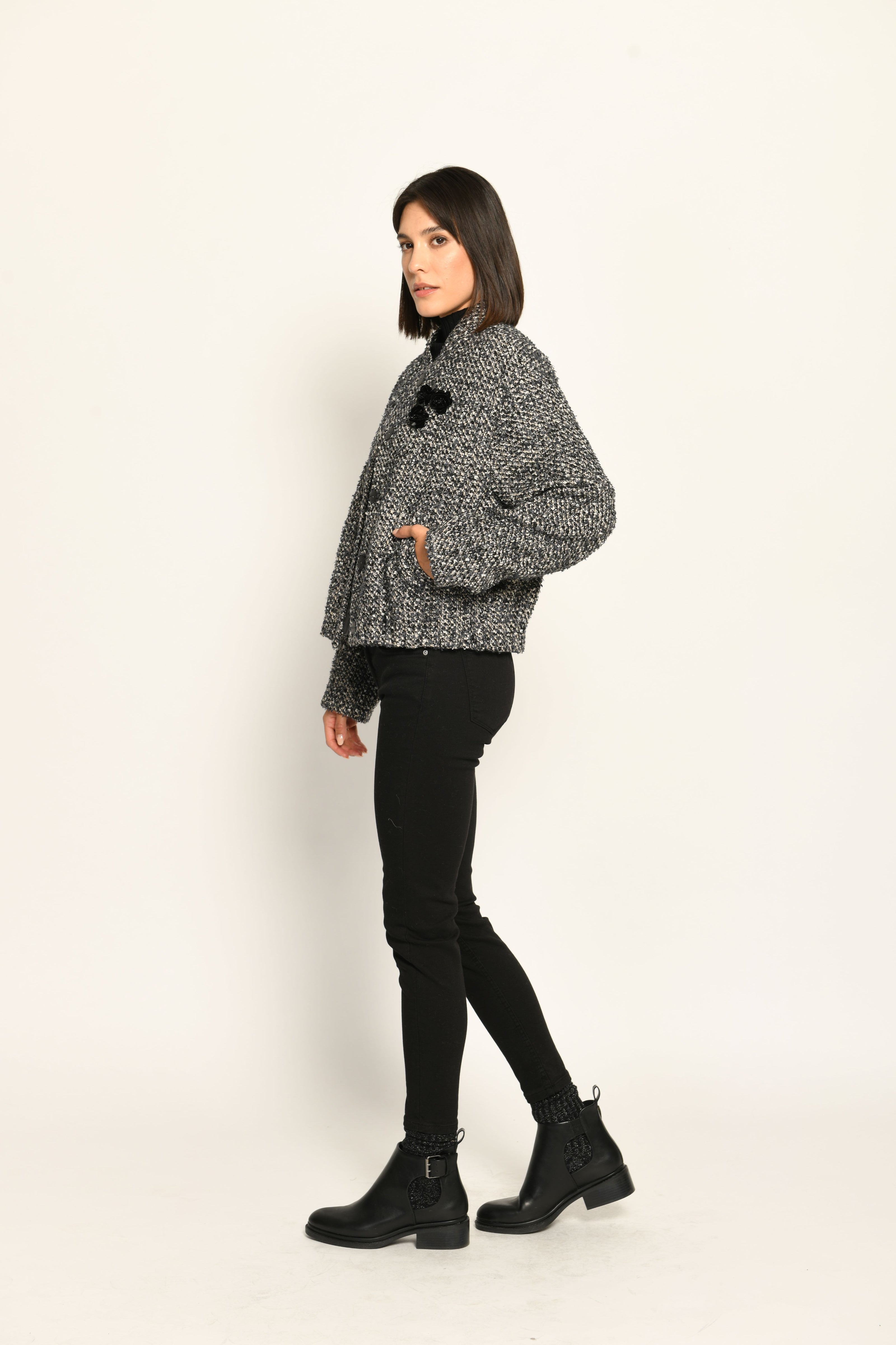 Bouclé-Blouson für Damen in den Farben Schwarz und Weiß mit Schmuckblume auf der linken Brust – Seitenansicht links