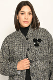 Bouclé-Blouson für Damen in den Farben Schwarz und Weiß mit Schmuckblume auf der linken Brust – Vorderansicht