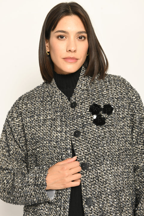 Bouclé-Blouson für Damen in den Farben Schwarz und Weiß mit Schmuckblume auf der linken Brust – Vorderansicht