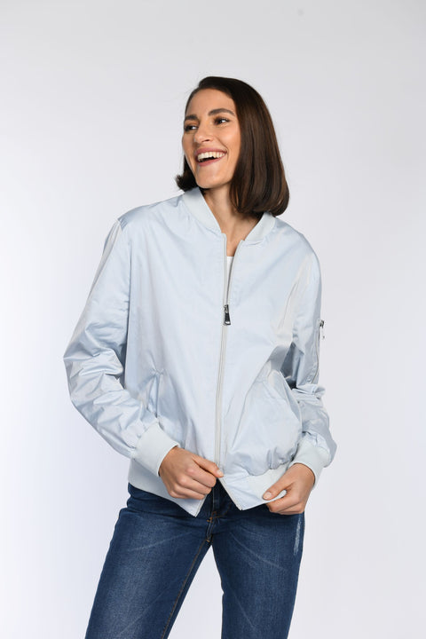 Model trägt blauen Blouson mit 2-Wege-Reißverschluss und aufgesetzter Reißverschlusstasche am Oberarm.