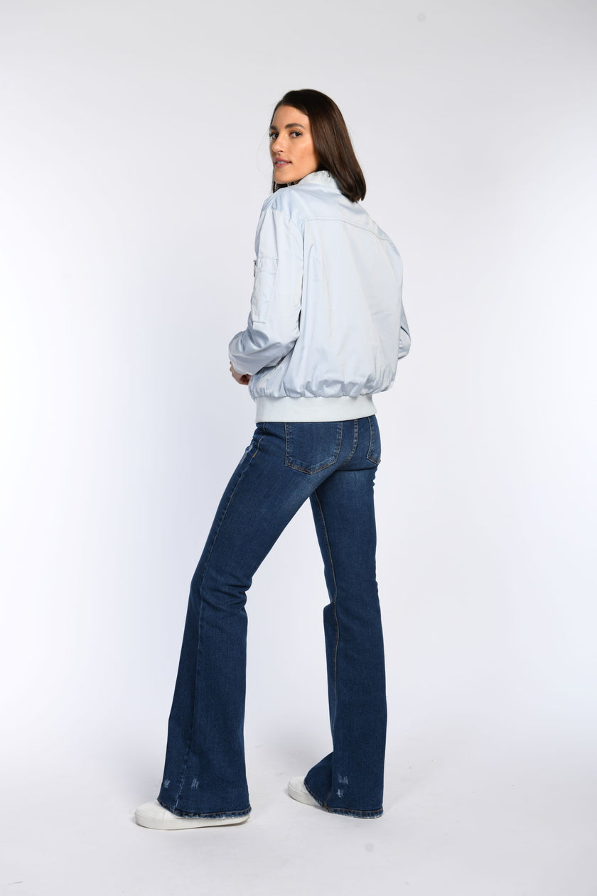Rückansicht: Modell trägt locker geschnittenen blauen Blouson.