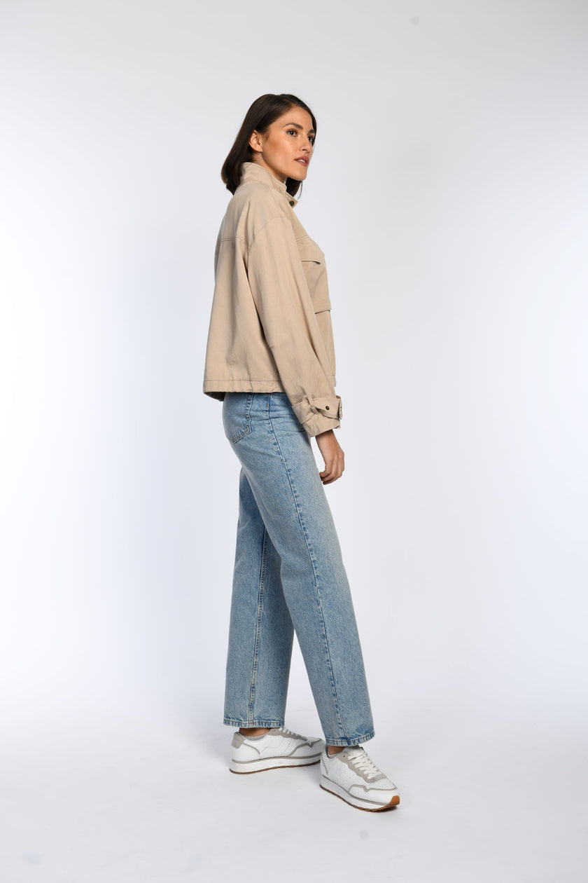 Model trägt  braunfarbiges Blouson mit Stehkragen und verstellbarem Riegel am Ärmelsaum – Seitenansicht