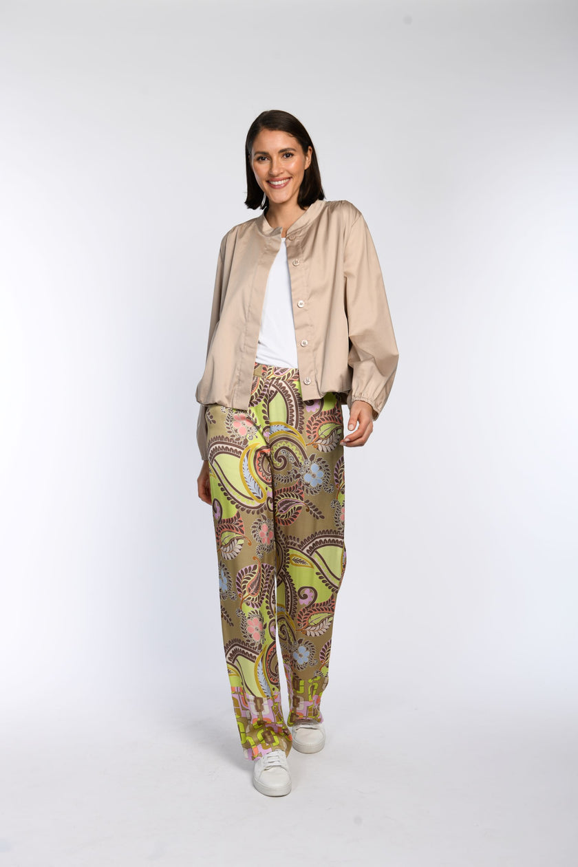 Model trägt taupefarbenes Blouson mit Stehkragen und verdeckter Knopfleiste.