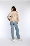 Taupefarbenes Blouson mit gerafften Schulternähten und Rückenpasse.