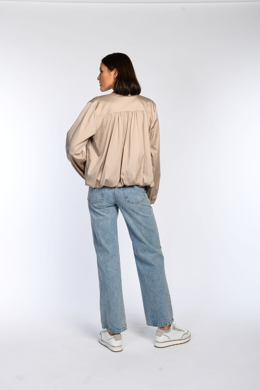Taupefarbenes Blouson mit gerafften Schulternähten und Rückenpasse.