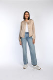 Model trägt locker geschnittenes Blouson in der Farbe Taupe.