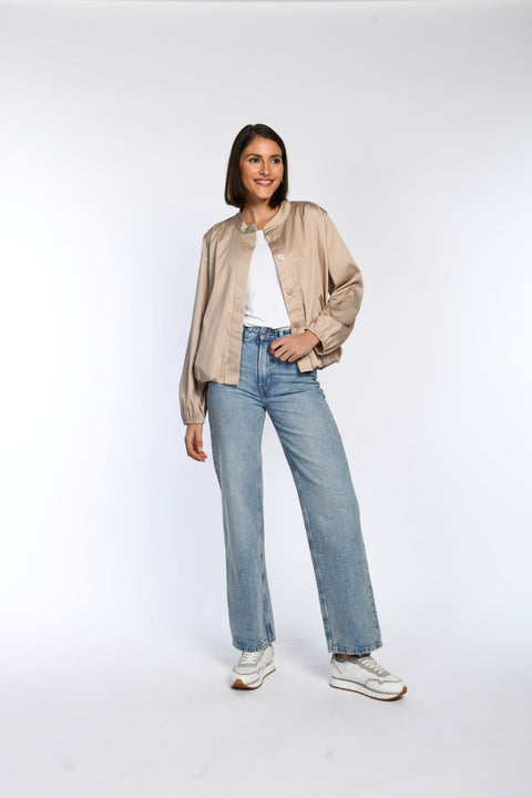 Model trägt locker geschnittenes Blouson aus satinierter Ware mit Stehkragen und weiten Ärmeln.