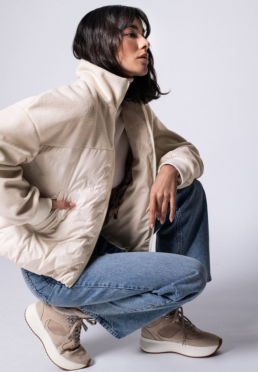 Sportlicher, cremefarbener Blouson für Damen in legerer Passform mit langen Ärmeln und Strickbündchen – Shooting