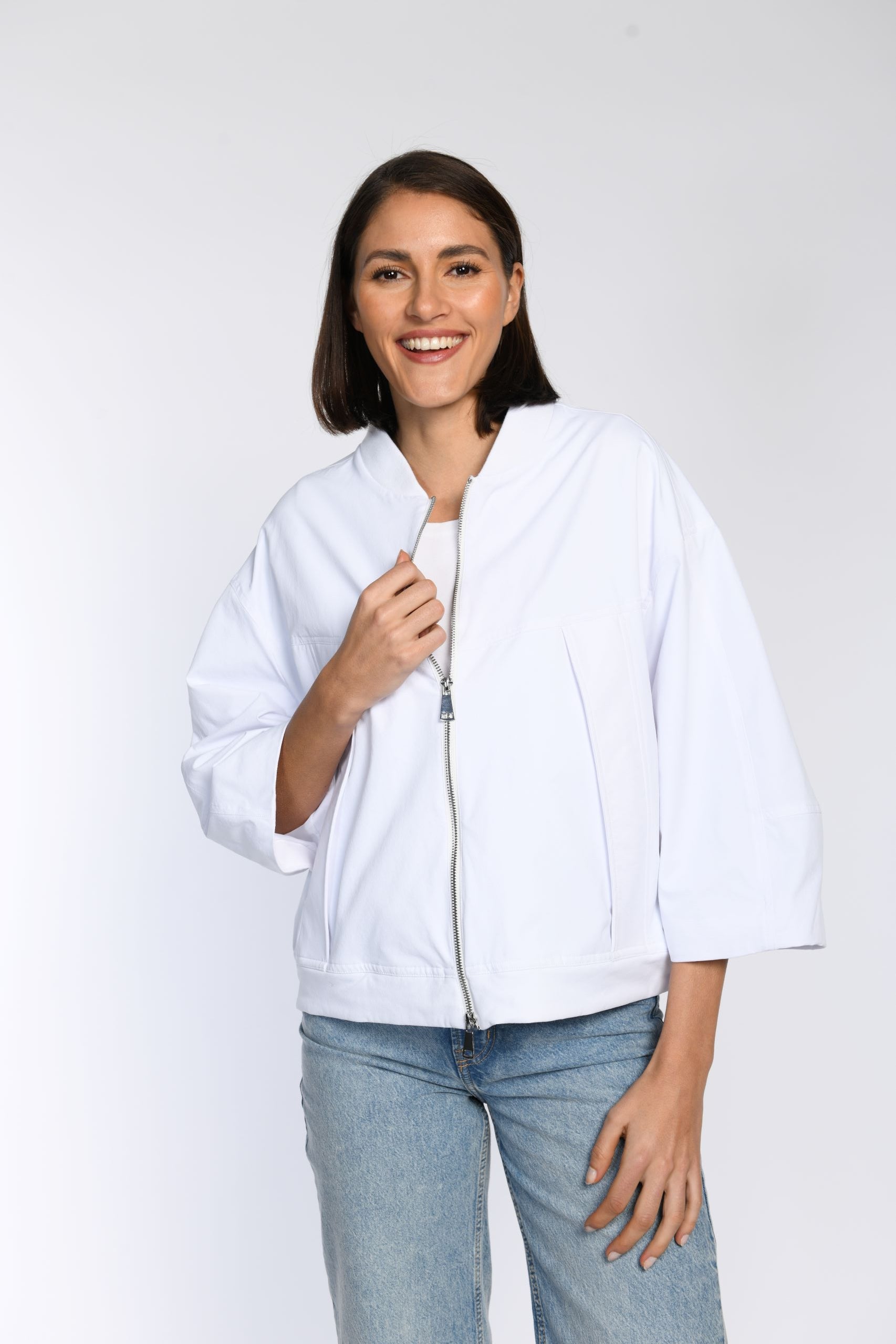 Model trägt eine oversized Jacke mit Strick-Stehkragen und Zwei-Wege-Reißverschluss.