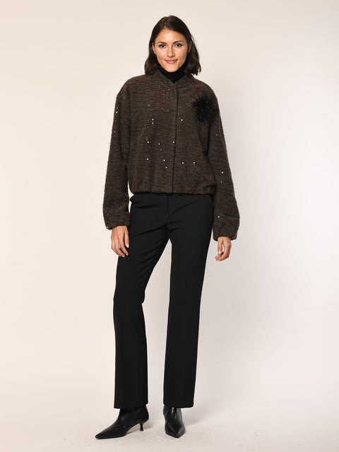 Model trägt leger geschnittenen Bouclé Jersey Blouson mit Federbrosche in der Farbe braun - Vorderansicht.