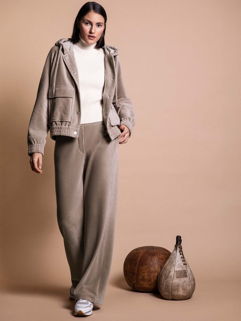 Model trägt Baumwoll Jersey Cord Blouson mit Kapuze in der Farbe Beige - Shooting Image.