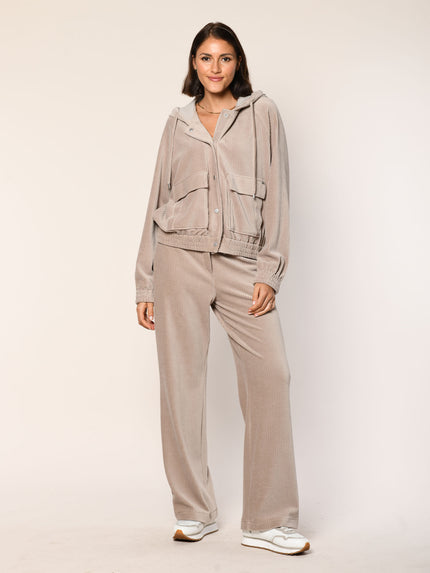 Model trägt Baumwoll Jersey Cord Blouson mit Kapuze in der Farbe Beige - Vorderansicht.