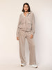 Model trägt Baumwoll Jersey Cord Blouson mit Kapuze in der Farbe Beige - Vorderansicht.