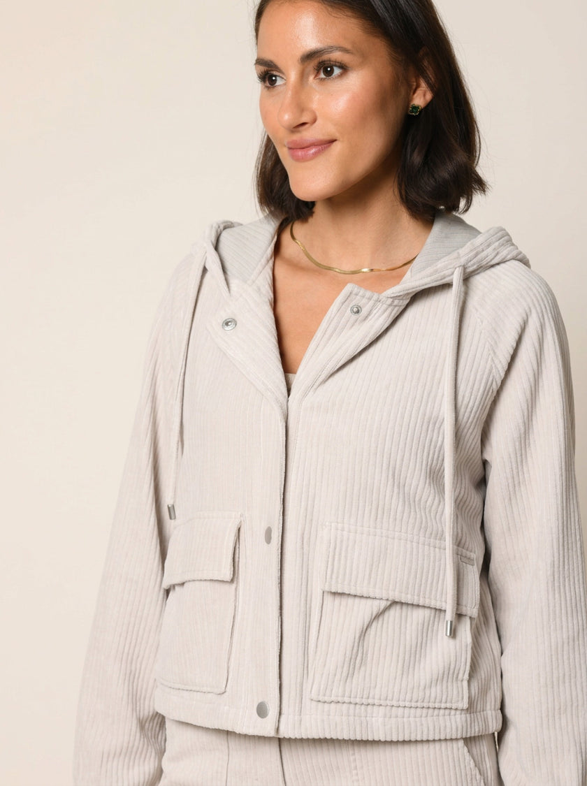 Model trägt leger geschnittenen Blouson in der Farbe Panna - Detailansicht.