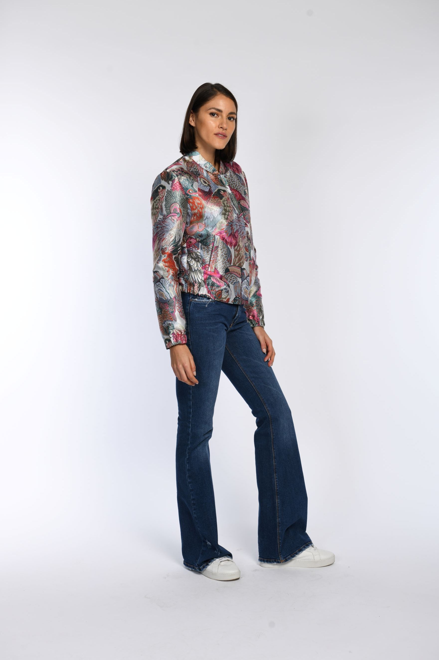 Geschlossen getragenes Blouson mit buntem Muster, Stehkragen und elastischen Ärmelbündchen - Seitenansicht.