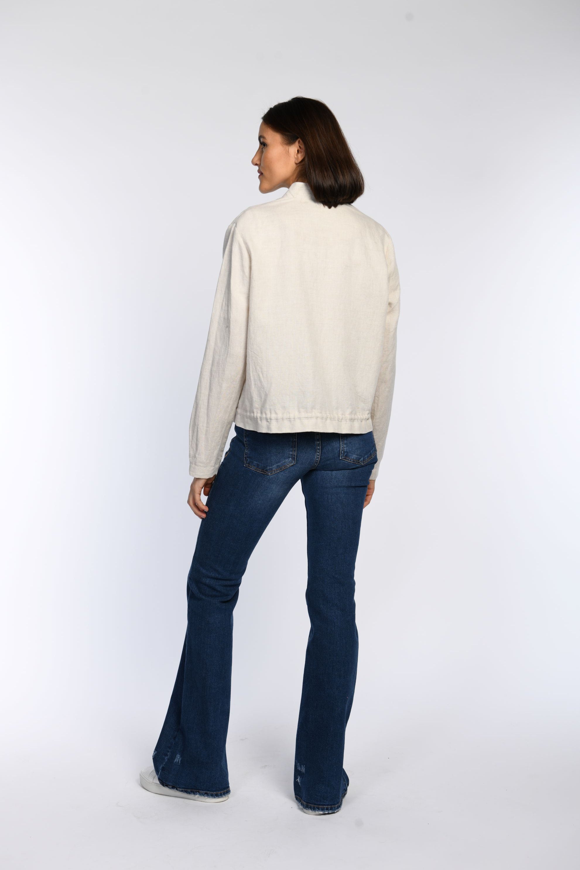 Gerade geschnittener beiger Leinen-Blouson mit Stehkragen - Rückenansicht.