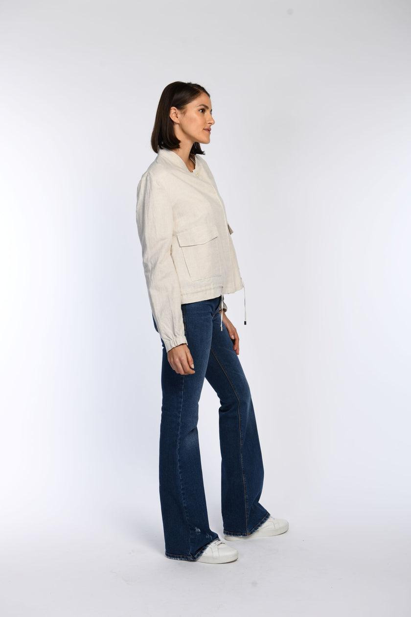 Model trägt beiges Leinen-Blouson mit aufgesetzten Taschen – Seitenansicht.