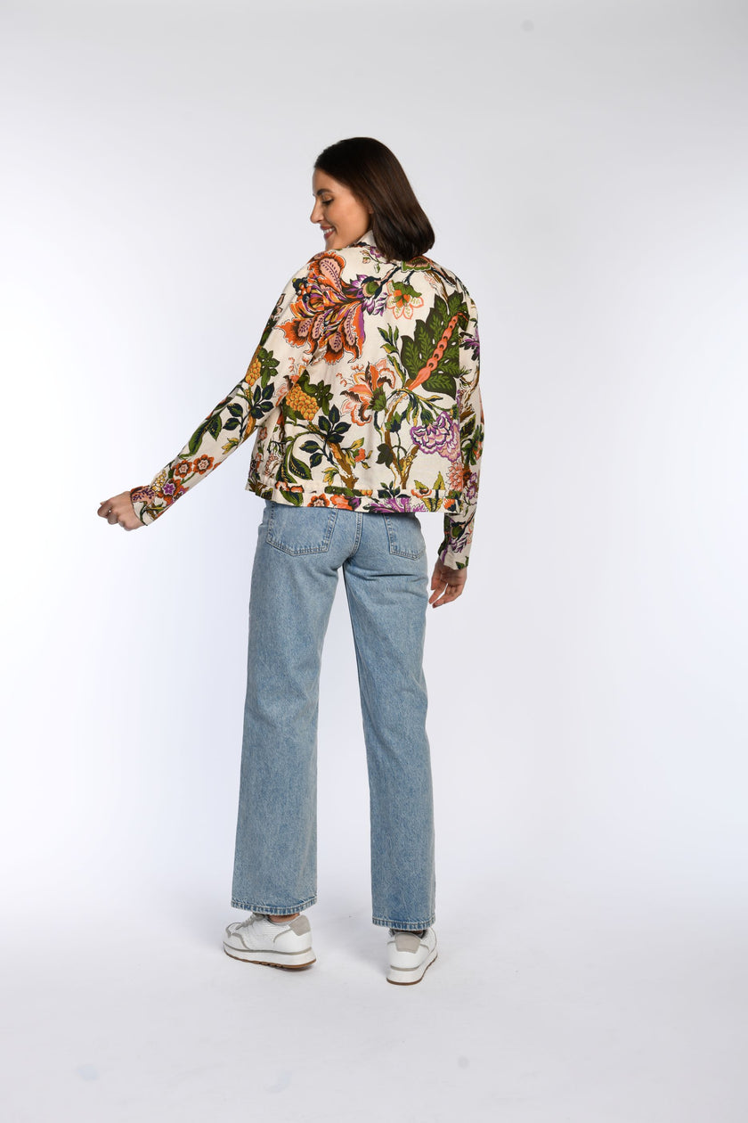 Model trägt Blouson mit floralem Druck - Rückenansicht.