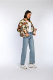 Model trägt Leinen-Blouson mit Floraldruck - Seitenansicht.