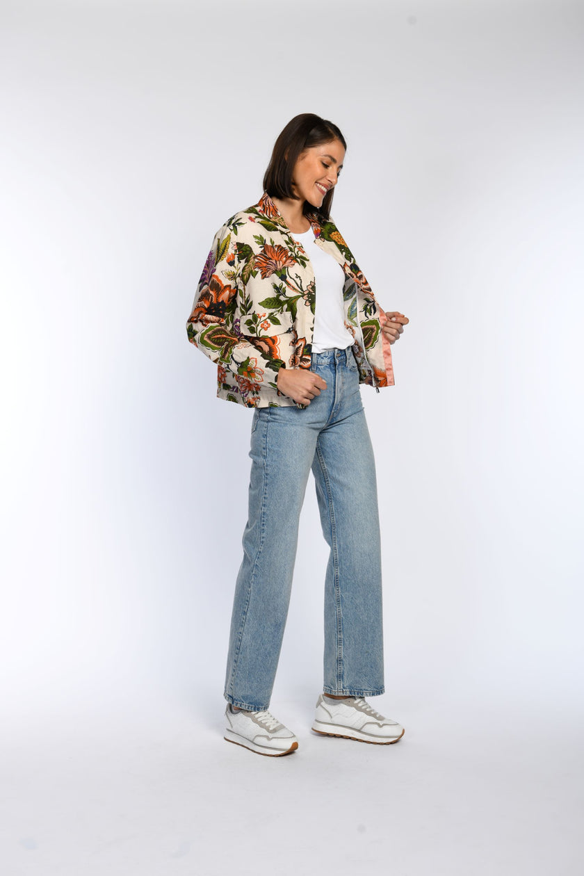 Model trägt Leinen-Blouson mit Floraldruck - Seitenansicht.